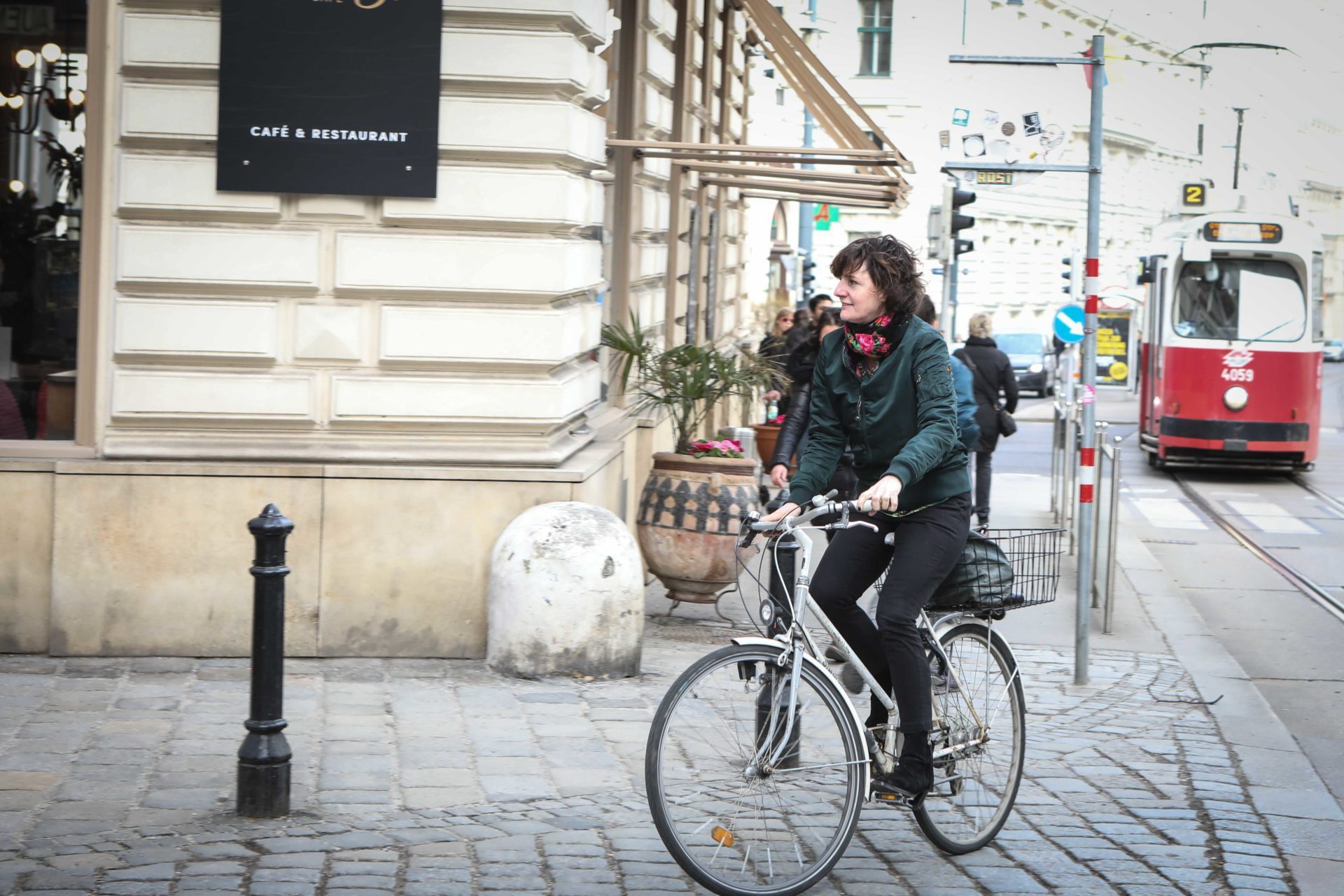Doris Knecht mit Fahrrad
